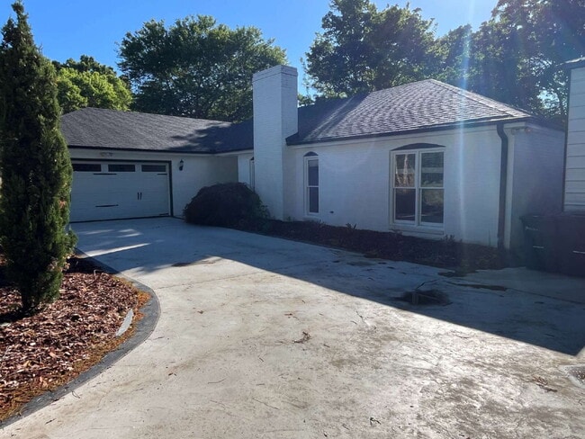Photo - "Charming 3-Bedroom Retreat with Granite Elegance & Cozy Fireplace in Kernersville!"