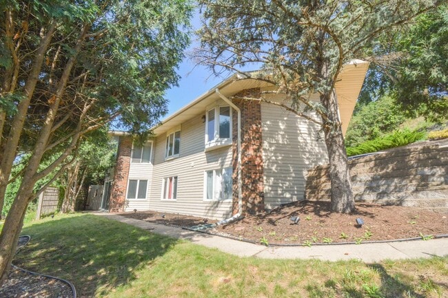 6 Bed, 3.5 Bath Home for Rent – Retro Char... - 6 Bed, 3.5 Bath Home for Rent – Retro Char...