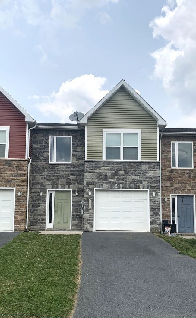 Photo - Spacious 3-Bed, 2.5-Bath Townhouse with Fe...