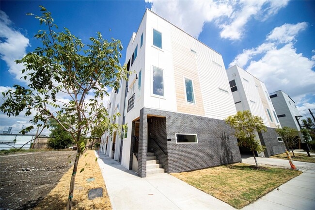 Building Photo - Beautiful Townhome in the Cultural District - 248