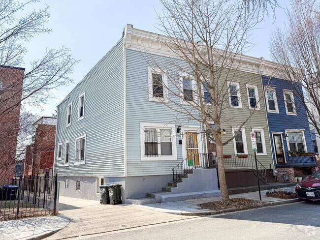 Building Photo - STUNNINGLY RENOVATED 5BR/2BA END UNIT ROW ... Rental