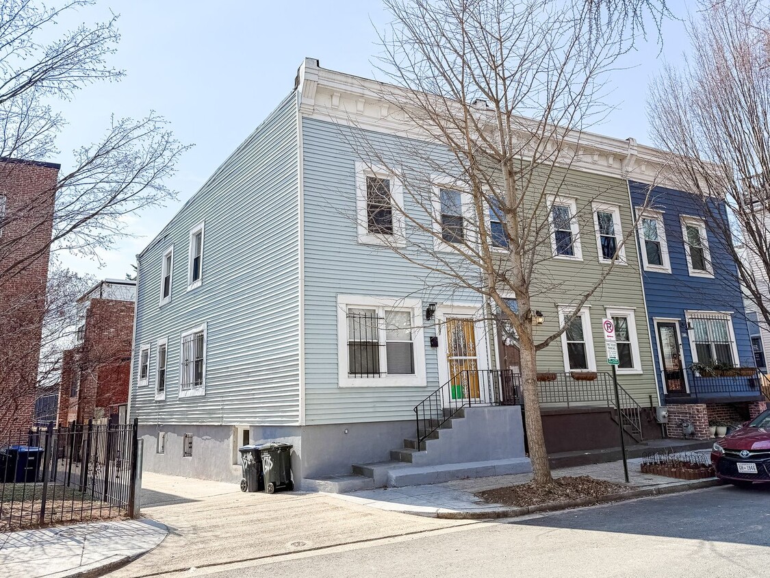 STUNNINGLY RENOVATED 5BR/2BA END UNIT ROW ... - STUNNINGLY RENOVATED 5BR/2BA END UNIT ROW ...