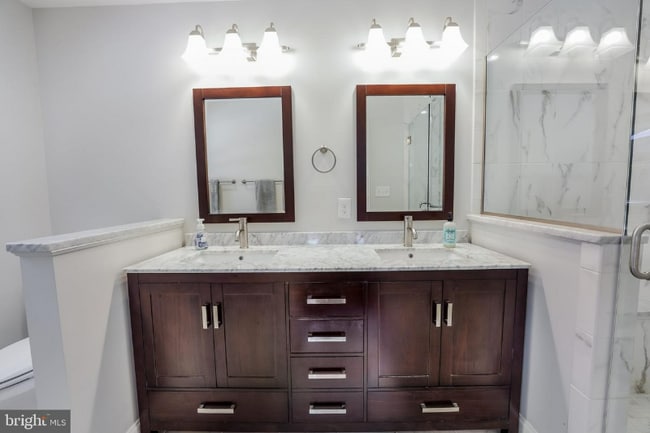 Photo - 5775 Westchester St