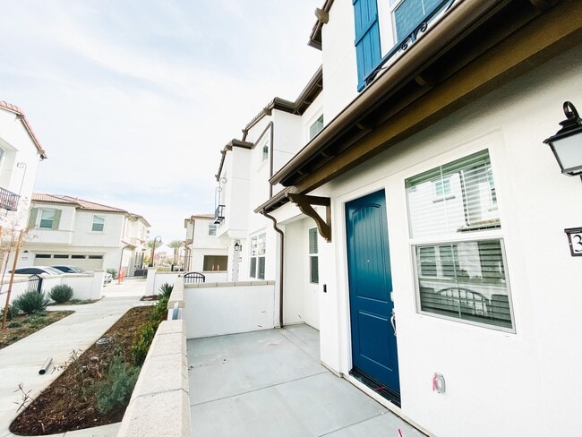 Photo - 30436 Town Square Dr