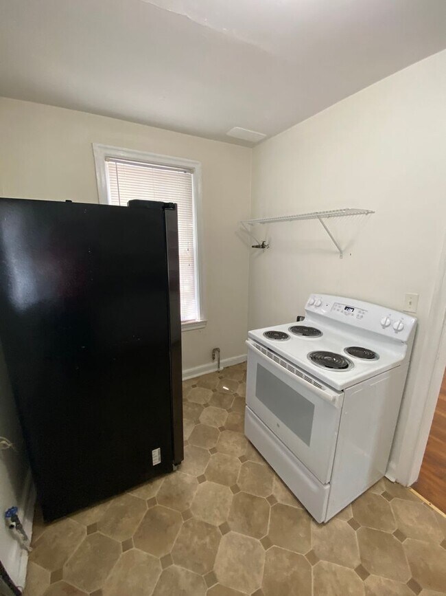 Photo - 2-bedroom, 1 bath home available in Rosewood area!