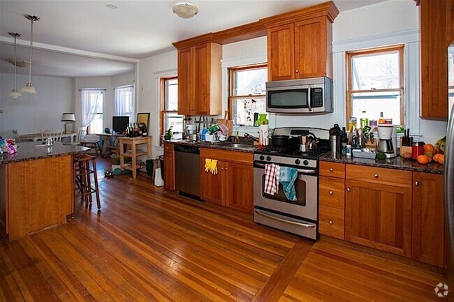 Building Photo - 32 Hawthorne St Unit 2 Rental