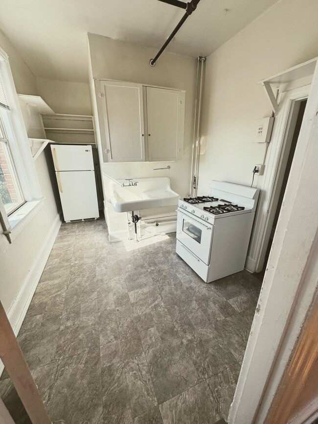 Kitchen - 1118 Grove Ave