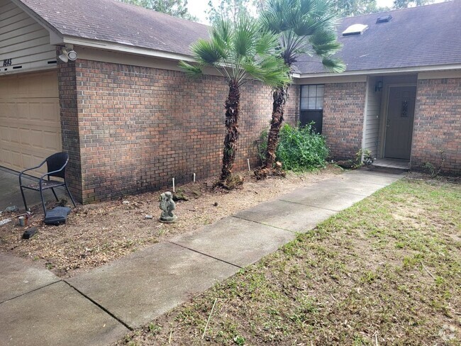 Building Photo - Gorgeous home with a Huge yard!!!