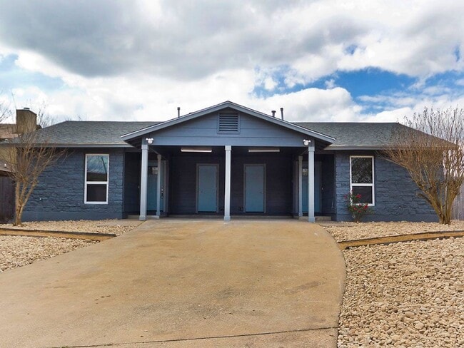 Building Photo - 3411 Lynridge Dr Unit B
