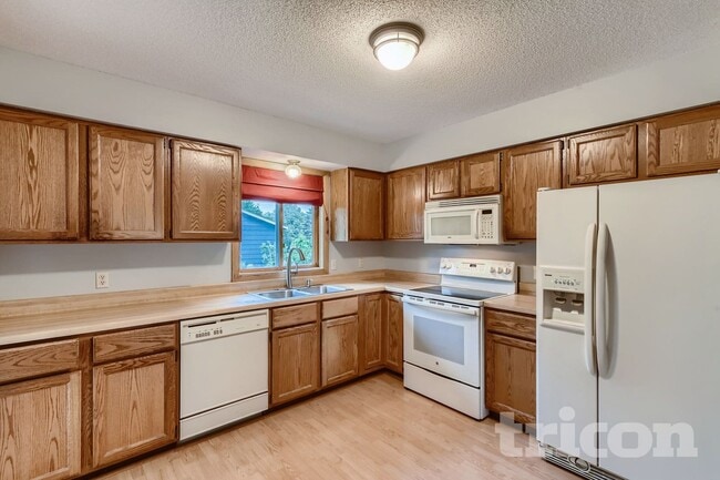 Photo - 11051 Quebec Ave N