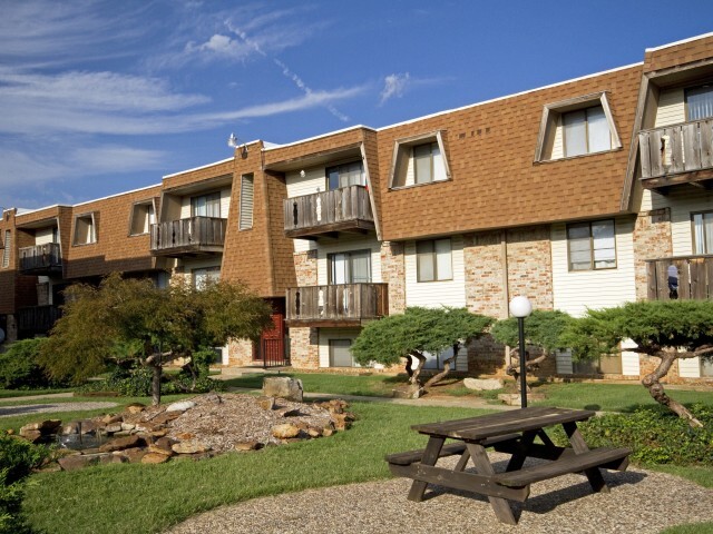 Exterior and Courtyard - Seminole Apartments