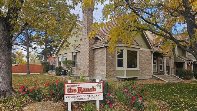 Building Photo - Spacious Townhome with Finished Basement i...