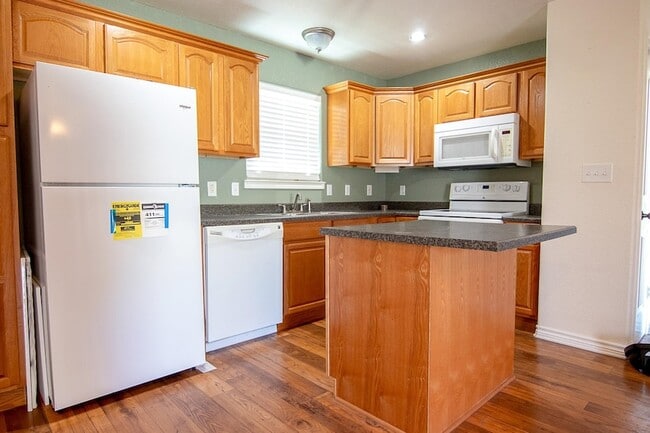 Photo - 655 Mitchell St