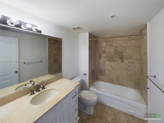 Photo - 425 NE 30th St Unidad 402