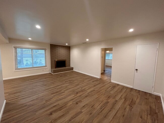 Building Photo - 701 S Osage Ave Unit 3