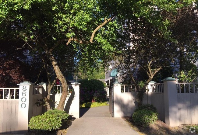 Front Entrance to Courtyard - Westwood Park Villa Rental