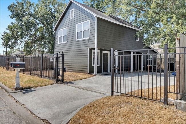 Photo - 4809 McEwen St