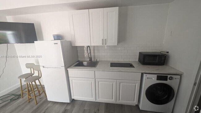 Building Photo - 2822 Pine Tree Dr Unit 1B Rental