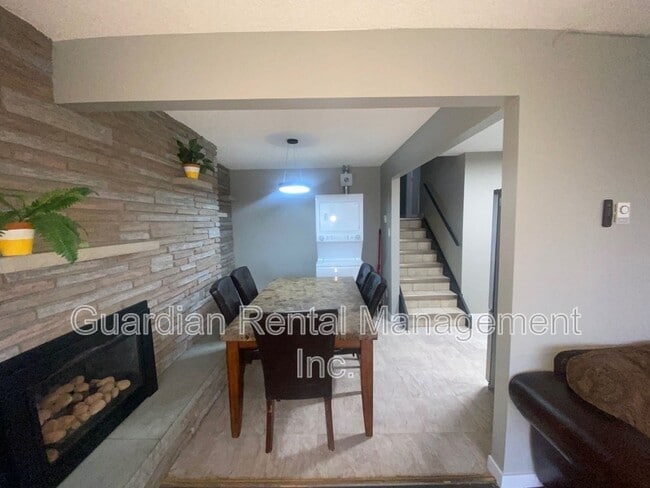 Photo - 683 John St Unit Upper