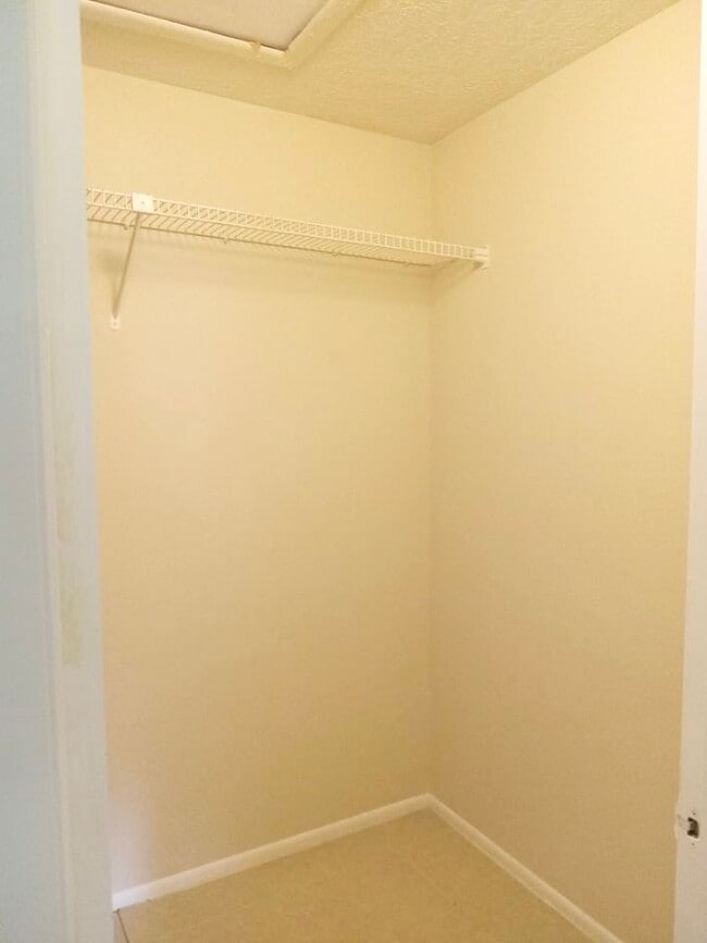 Building Photo - 5230 SE 31st St Unit 5230C