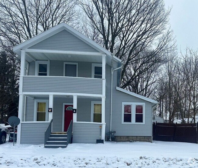 Building Photo - 404 Exchange Ave Unit 2 Rental