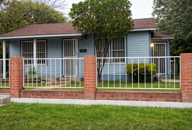 Building Photo - 1323 Lamar St Unit 4