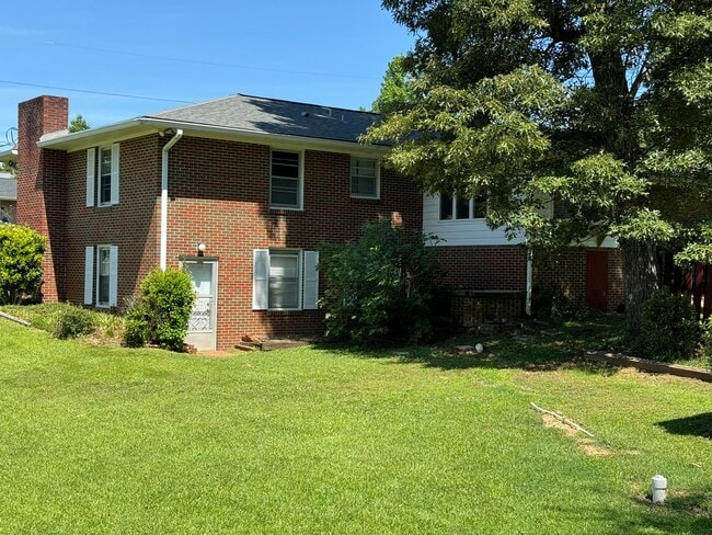 Photo - 901 4th Ave NE