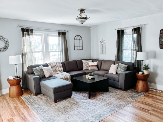 Building Photo - 367 S Rocky River Dr Rental