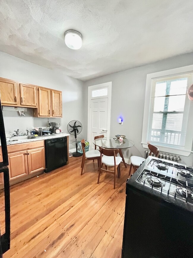 Photo - 121 Hillside St