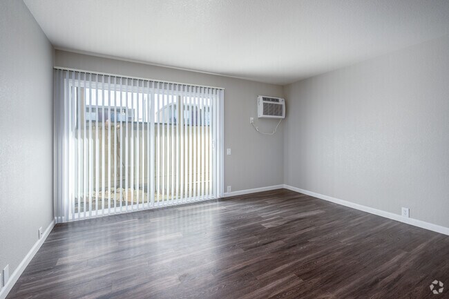 1BR, 1BA - 721SF - Living Room - Amber Grove