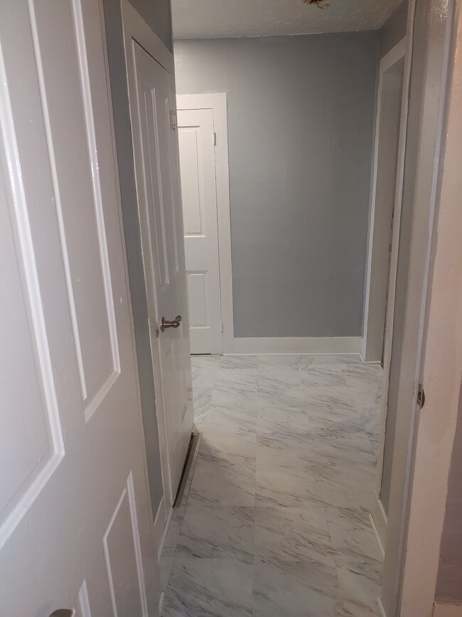 Front Hall/Foyer - 102 E Hamilton St Unit 102-1/2 E. Hamilton Up