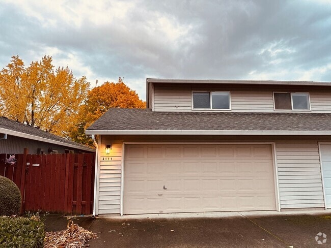 Building Photo - Charming Updated & Spacious Condo in a Pea...