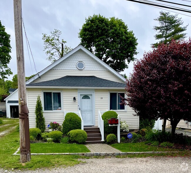 Building Photo - 23 Locust Ave Rental