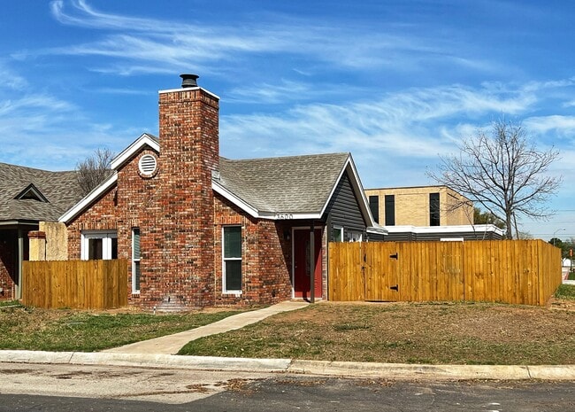 Photo - 3600 Monclave Dr Casa