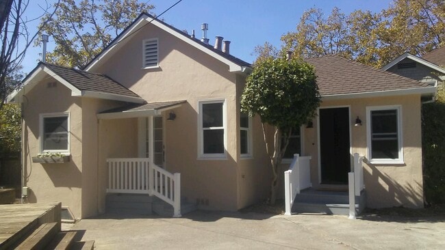 Building Photo - 15 Treanor Street Rental