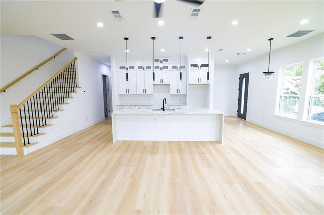 Building Photo - 306 E 7th St