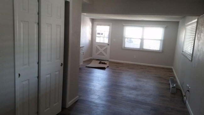 Photo - 1393 S Foothill Dr Unidad Studio Apt