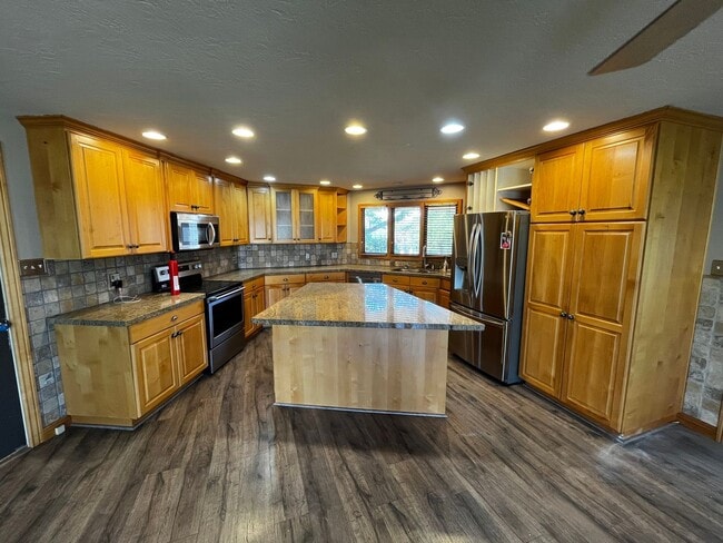 Building Photo - Beautiful 5 Bedroom/4 Bathroom in Bountiful Rental
