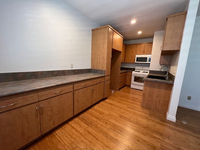 Photo - 3 bed, 2 1/2 bath Thousand Oaks Townhome