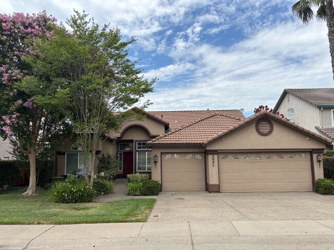 Building Photo - Spacious 4 Bed, 2 Bath Home with 3-Car Garage, Nice Backyard & Pet-Friendly Living