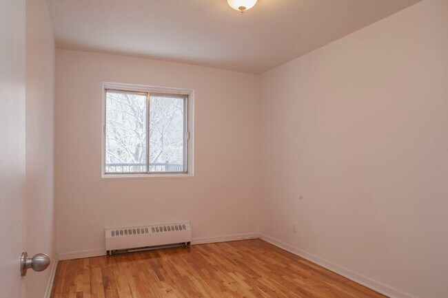Photo - 4590 Chemin Queen Mary Unit 306