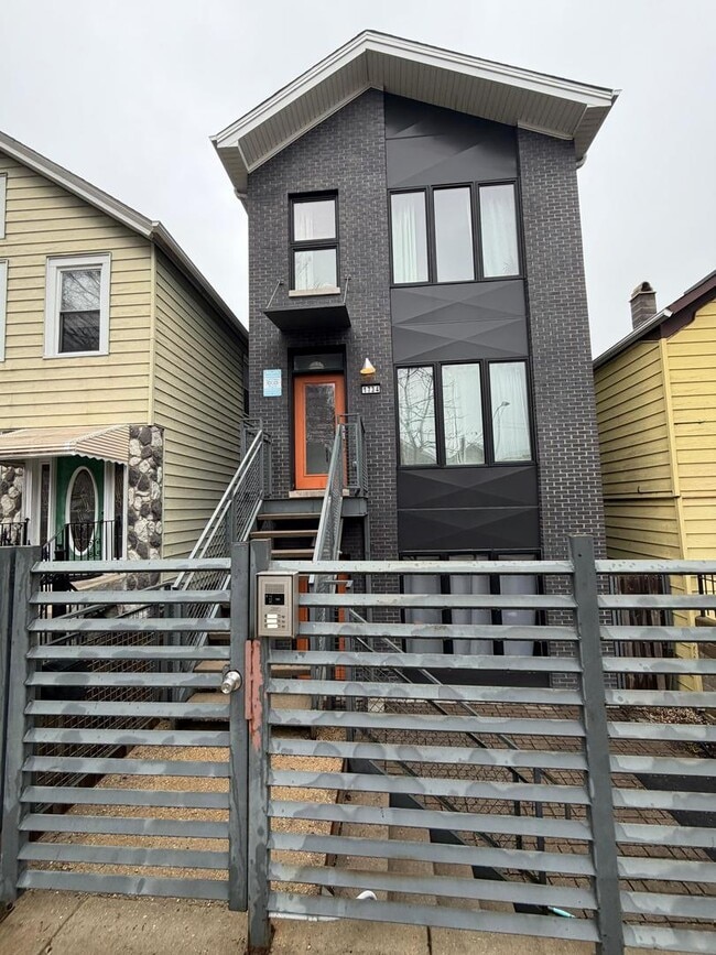 Building Photo - 1734 W Cullerton St Unit 1