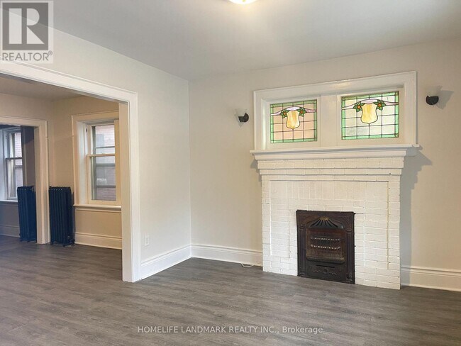 Photo - 987 Main St E Unité 1