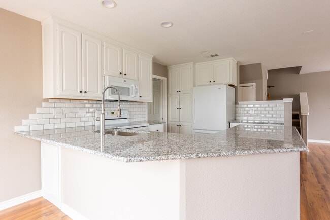 Building Photo - 1114 E 7th St Rental