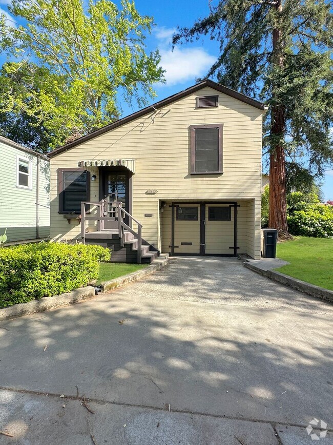 Building Photo - Charming 1 bedroom cottage with small garage Rental