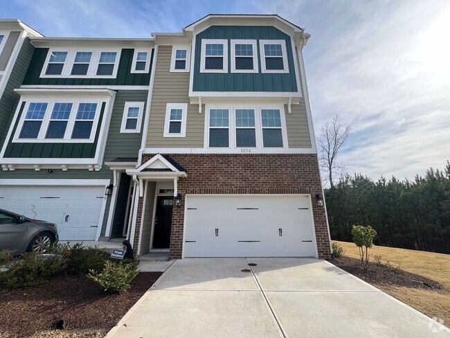 Building Photo - Newly Remodeled 4BD, 2.5BA Durham End Unit... Rental