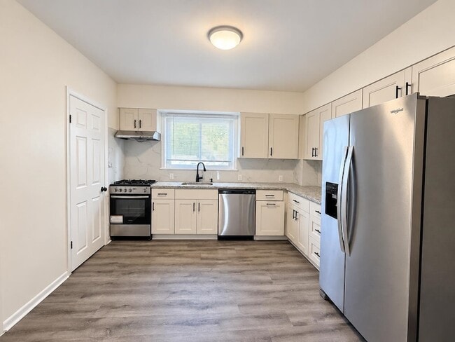 877 Jaques Ave