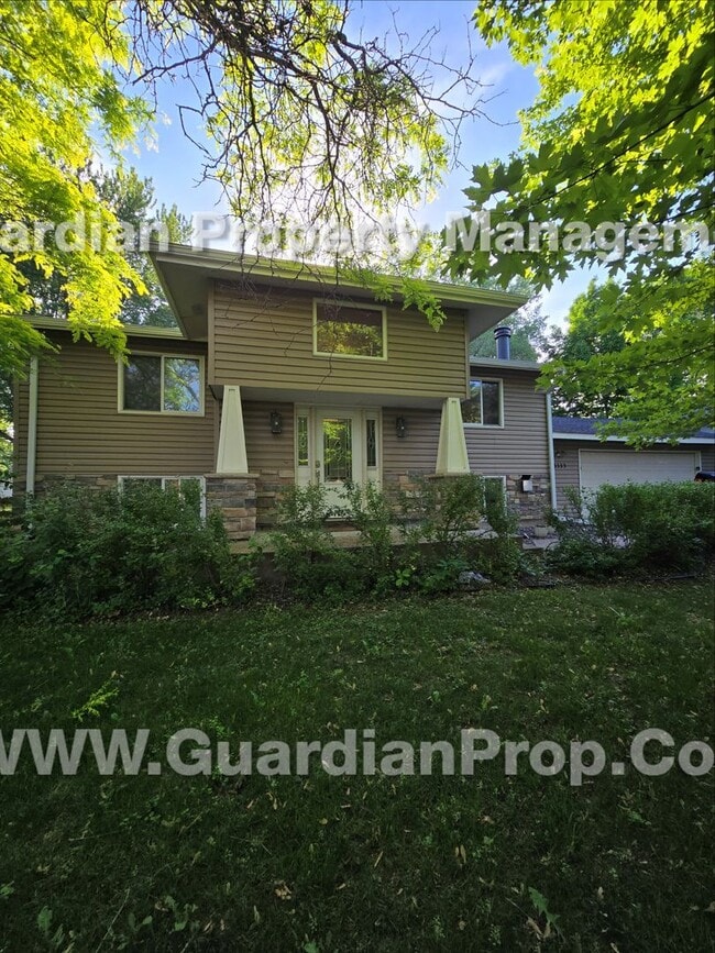 Building Photo - Updated Plymouth Single Family Home, 2 Car Garage, Large fenced Yard, Gas Fireplace