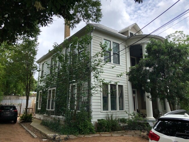 Building Photo - 704 E Guenther St Unit Apt 1