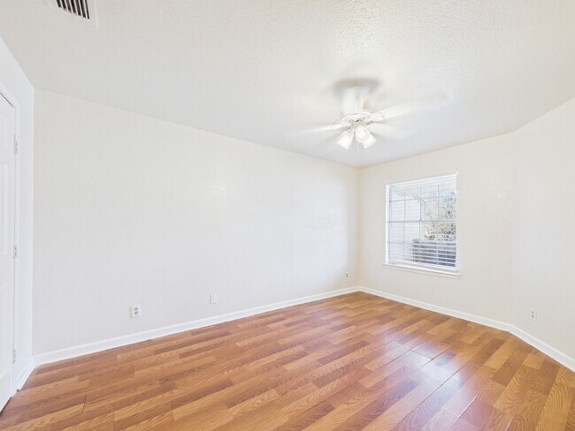 Photo - 9700 Leawood Blvd Unidad 322